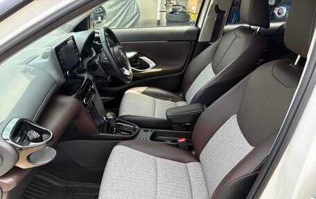 Toyota Yaris Cross, 2021 год, 1 390 000 рублей, 19 фотография