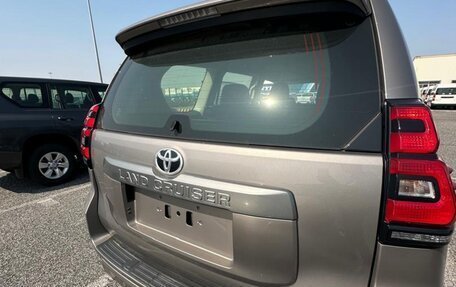 Toyota Land Cruiser Prado 150 рестайлинг 2, 2022 год, 5 999 000 рублей, 2 фотография