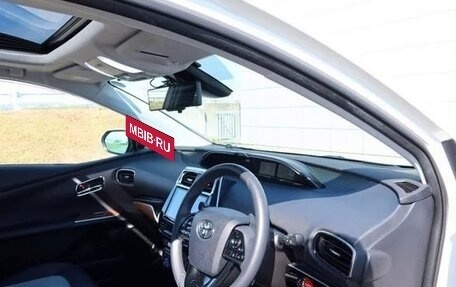 Toyota Prius IV XW50, 2021 год, 1 615 000 рублей, 10 фотография
