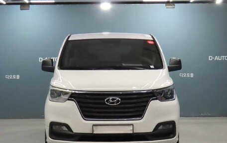 Hyundai Grand Starex Grand Starex I рестайлинг 2, 2021 год, 2 590 000 рублей, 2 фотография