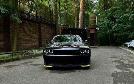 Dodge Challenger III рестайлинг 2, 2021 год, 3 300 000 рублей, 1 фотография