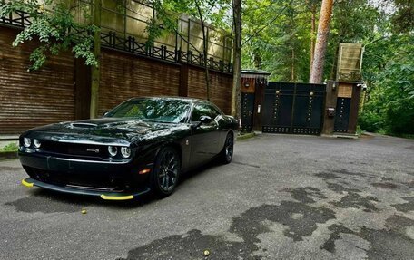 Dodge Challenger III рестайлинг 2, 2021 год, 3 300 000 рублей, 2 фотография