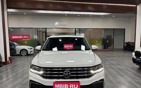 Volkswagen Tiguan II, 2022 год, 2 660 000 рублей, 2 фотография
