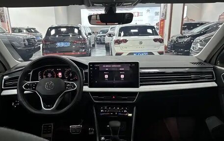 Volkswagen Tiguan II, 2022 год, 2 660 000 рублей, 9 фотография