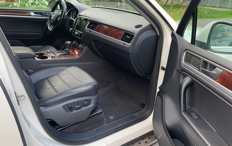 Volkswagen Touareg III, 2011 год, 1 750 000 рублей, 12 фотография
