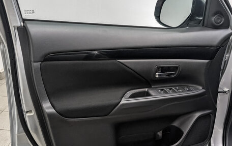 Mitsubishi Outlander III рестайлинг 3, 2019 год, 2 100 000 рублей, 19 фотография