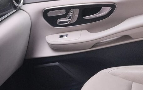 Mercedes-Benz V-Класс, 2016 год, 3 050 000 рублей, 2 фотография