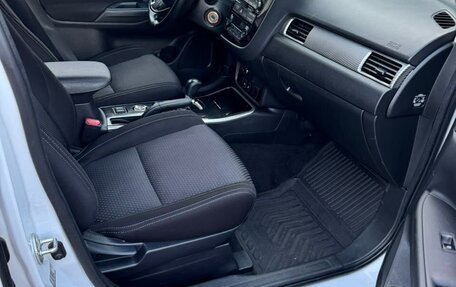 Mitsubishi Outlander III рестайлинг 3, 2018 год, 1 950 000 рублей, 2 фотография