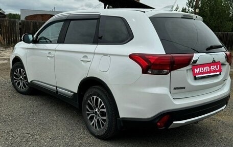 Mitsubishi Outlander III рестайлинг 3, 2018 год, 1 950 000 рублей, 7 фотография