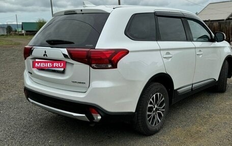 Mitsubishi Outlander III рестайлинг 3, 2018 год, 1 950 000 рублей, 10 фотография