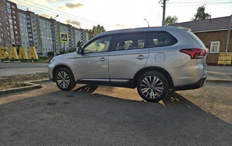 Mitsubishi Outlander III рестайлинг 3, 2020 год, 2 100 000 рублей, 6 фотография