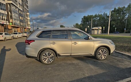 Mitsubishi Outlander III рестайлинг 3, 2020 год, 2 100 000 рублей, 2 фотография