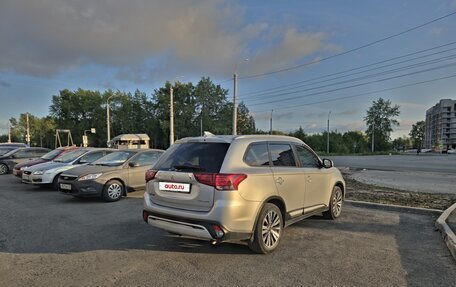 Mitsubishi Outlander III рестайлинг 3, 2020 год, 2 100 000 рублей, 3 фотография