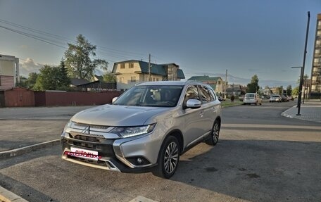 Mitsubishi Outlander III рестайлинг 3, 2020 год, 2 100 000 рублей, 7 фотография