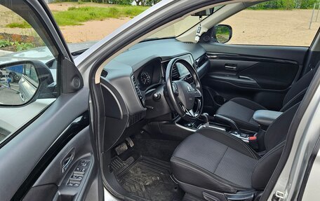 Mitsubishi Outlander III рестайлинг 3, 2020 год, 2 100 000 рублей, 9 фотография