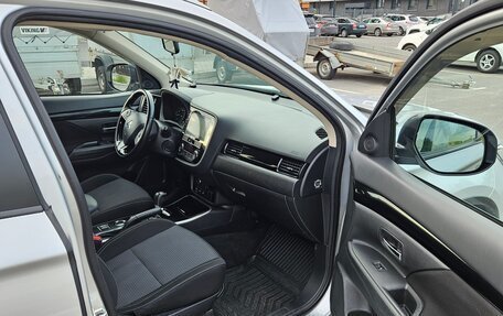 Mitsubishi Outlander III рестайлинг 3, 2020 год, 2 100 000 рублей, 12 фотография