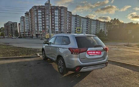 Mitsubishi Outlander III рестайлинг 3, 2020 год, 2 100 000 рублей, 5 фотография