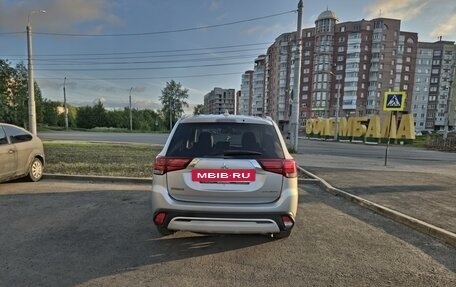 Mitsubishi Outlander III рестайлинг 3, 2020 год, 2 100 000 рублей, 4 фотография