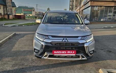 Mitsubishi Outlander III рестайлинг 3, 2020 год, 2 100 000 рублей, 8 фотография