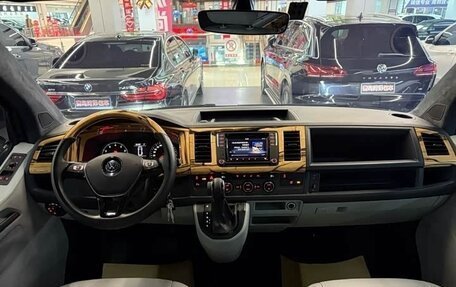 Volkswagen Caravelle T6 рестайлинг, 2019 год, 4 000 000 рублей, 5 фотография
