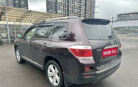 Toyota Highlander III, 2013 год, 1 999 000 рублей, 4 фотография