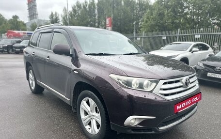 Toyota Highlander III, 2013 год, 1 999 000 рублей, 2 фотография