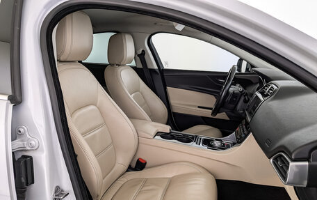 Jaguar XE I рестайлинг, 2015 год, 1 695 000 рублей, 20 фотография