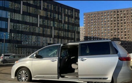 Toyota Sienna III, 2019 год, 2 700 000 рублей, 6 фотография