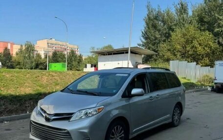 Toyota Sienna III, 2019 год, 2 700 000 рублей, 4 фотография