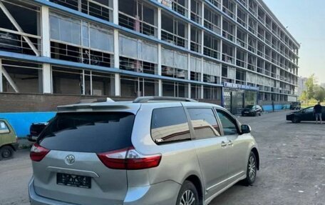 Toyota Sienna III, 2019 год, 2 700 000 рублей, 5 фотография