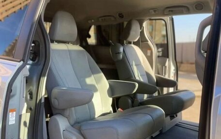 Toyota Sienna III, 2019 год, 2 700 000 рублей, 7 фотография