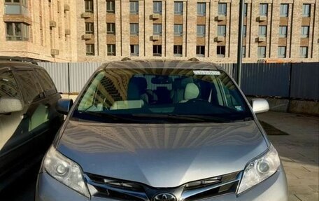 Toyota Sienna III, 2019 год, 2 700 000 рублей, 2 фотография