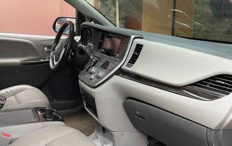 Toyota Sienna III, 2019 год, 2 700 000 рублей, 8 фотография