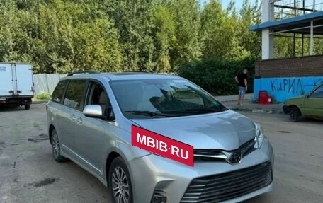 Toyota Sienna III, 2019 год, 2 700 000 рублей, 3 фотография
