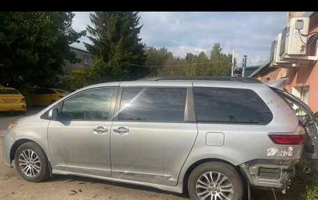 Toyota Sienna III, 2019 год, 2 700 000 рублей, 17 фотография