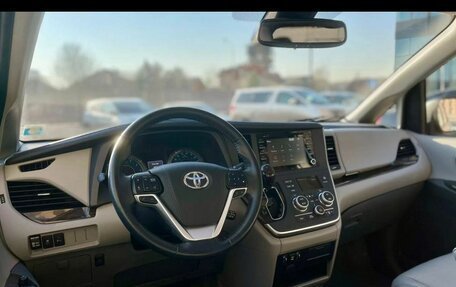 Toyota Sienna III, 2019 год, 2 700 000 рублей, 10 фотография