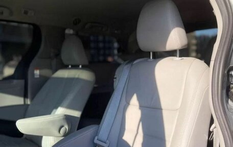 Toyota Sienna III, 2019 год, 2 700 000 рублей, 14 фотография