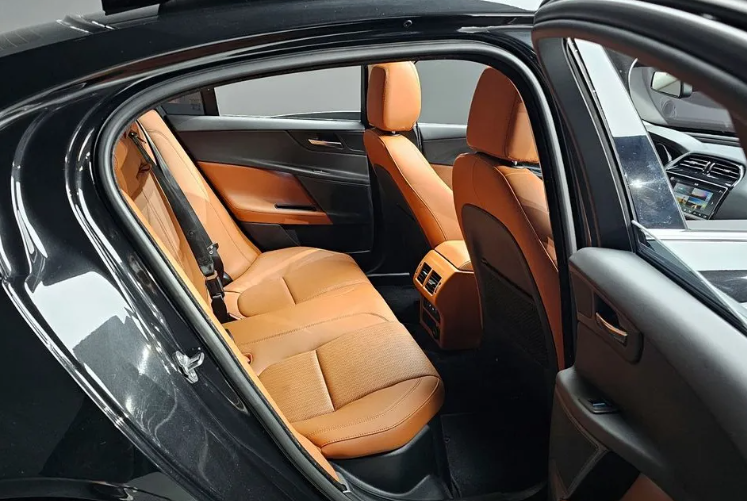 Jaguar XE I, 2016 год, 2 700 000 рублей, 10 фотография