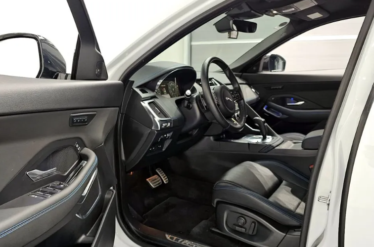 Jaguar E-Pace, 2018 год, 3 280 000 рублей, 10 фотография