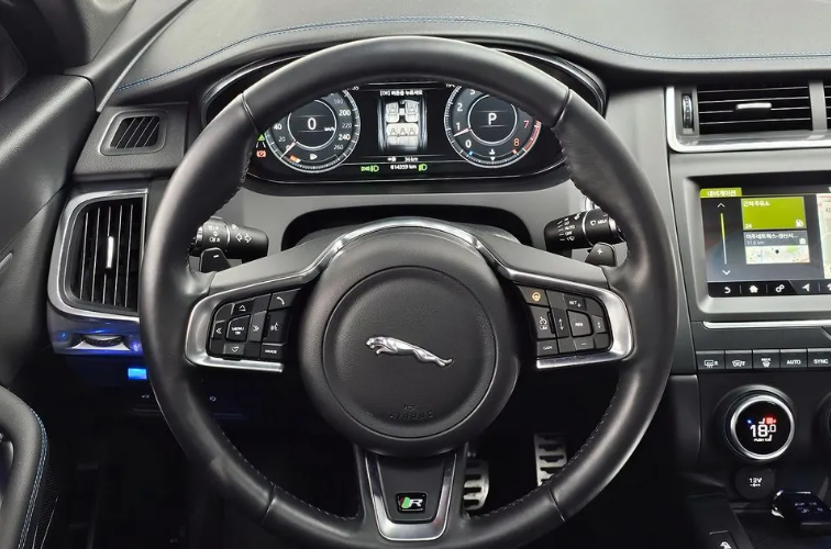 Jaguar E-Pace, 2018 год, 3 280 000 рублей, 12 фотография