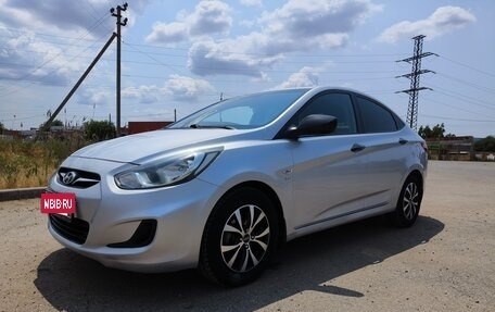 Hyundai Solaris II рестайлинг, 2012 год, 880 000 рублей, 2 фотография