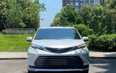 Toyota Sienna, 2022 год, 3 759 810 рублей, 2 фотография