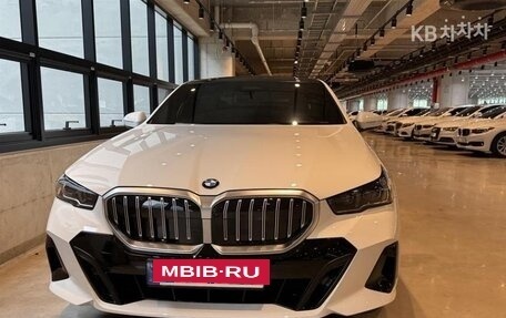 BMW 5 серия, 2024 год, 6 941 100 рублей, 2 фотография