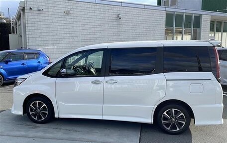 Toyota Noah III, 2021 год, 2 104 000 рублей, 2 фотография