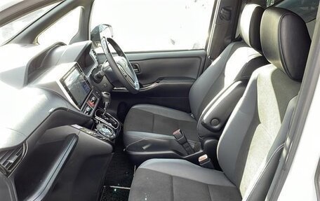 Toyota Noah III, 2021 год, 2 104 000 рублей, 16 фотография