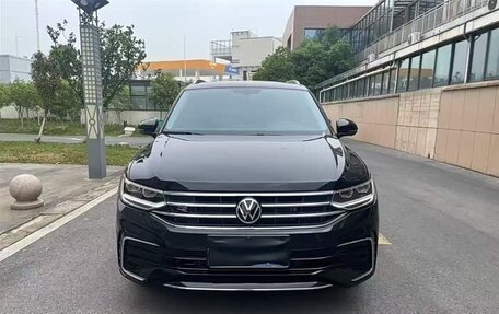 Volkswagen Tiguan II, 2022 год, 2 345 998 рублей, 2 фотография