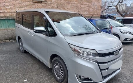 Toyota Noah III, 2018 год, 2 250 000 рублей, 3 фотография