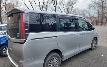 Toyota Noah III, 2018 год, 2 250 000 рублей, 4 фотография