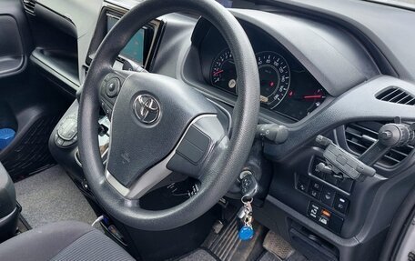 Toyota Noah III, 2018 год, 2 250 000 рублей, 6 фотография