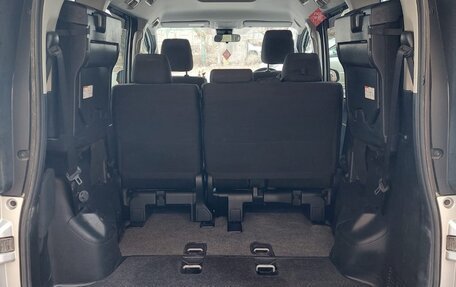 Toyota Noah III, 2018 год, 2 250 000 рублей, 9 фотография